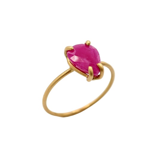 gouden ring candy-r5 met roze robijn sfeerfoto