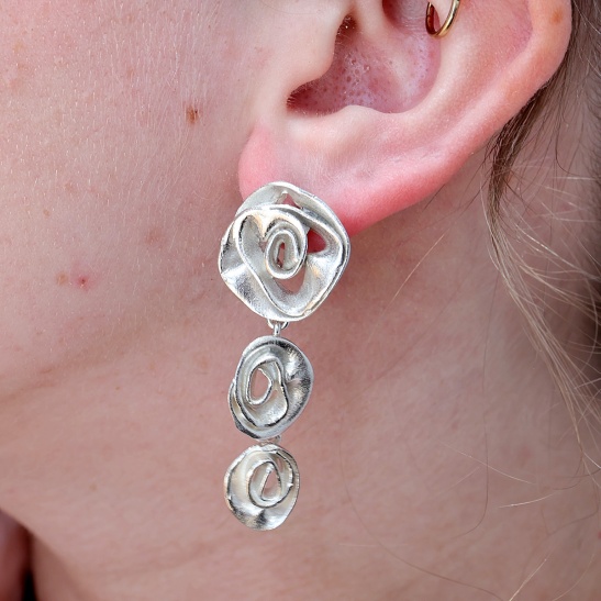 carmelita_zilveren_lange_oorbellen_roosjes_bloem_oorbellen_lang_dames