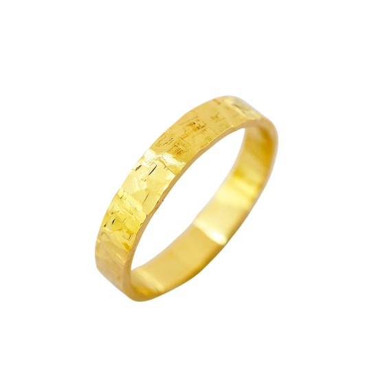 gouden ring chad met hamerslag sfeerfoto