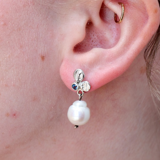 chiara_zilveren_oorbellen_met_ronde_witte_parel_bungelende_oorbellen_dames