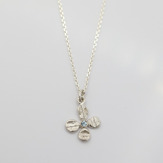 chimmy_zilveren_hanger_met_4_elementjes_grillig_en_een_london_blue_topaas