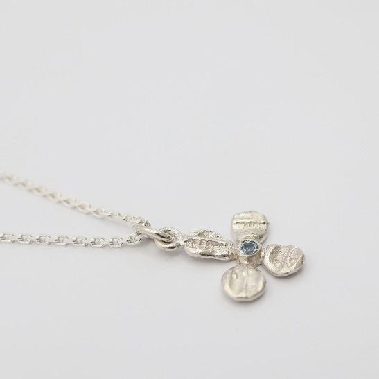 chimmy_zilveren_hanger_organisch_bloemetje_met_blauwe_london_blue_topaas