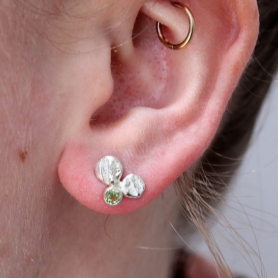 chims_groen_oorstekers_zilver_met_3_grillige_elementjes_en_groene_steen