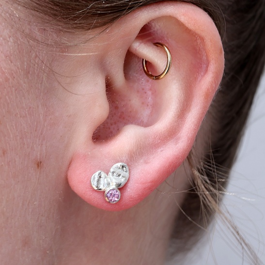 chims_roze_oorstekers_met_3_elementjes_grillig_handgemaakt_door_goudsmid_gelderland