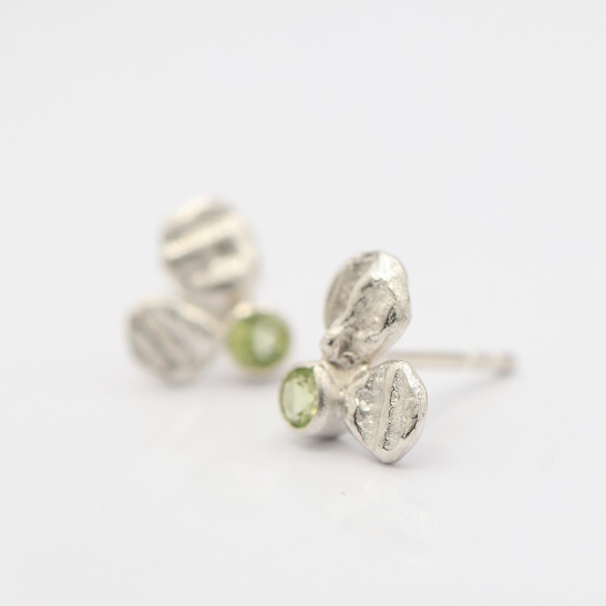 chims_zilveren_oorbellen_organische_elemetjes_met_fris_groene_steen