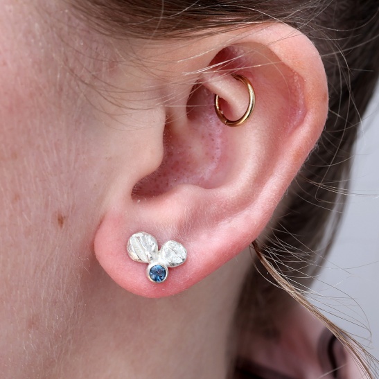 chims_zilveren_oorstekers_met_blauw_steentje_handgemaakt_in_arnhem_gelderland_nederland_dames_oorbellen_cadeau_tip