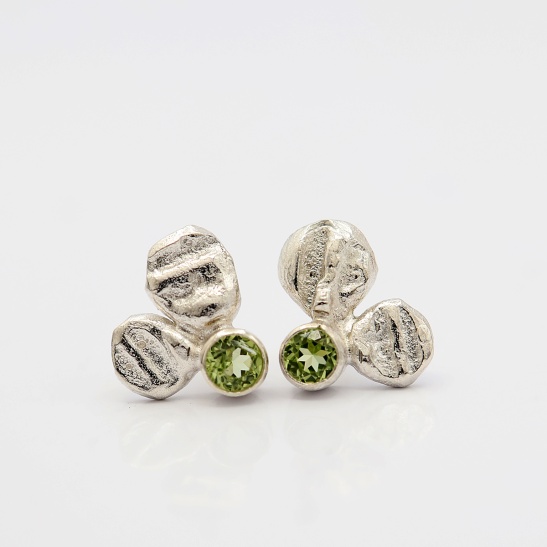 chims_zilveren_oorstekers_plat_ronde_organische_elementjes_met_groene_peridot