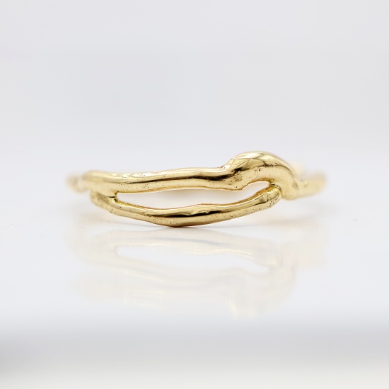gouden ring cleo-r20 organisch sfeerfoto