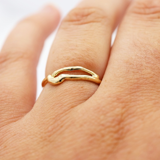 gouden ring cleo-r20 organisch sfeerfoto