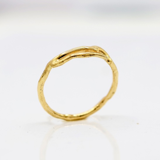 gouden ring cleo-r20 organisch sfeerfoto