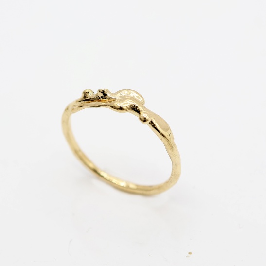 gouden ring cleo-r21 organisch sfeerfoto