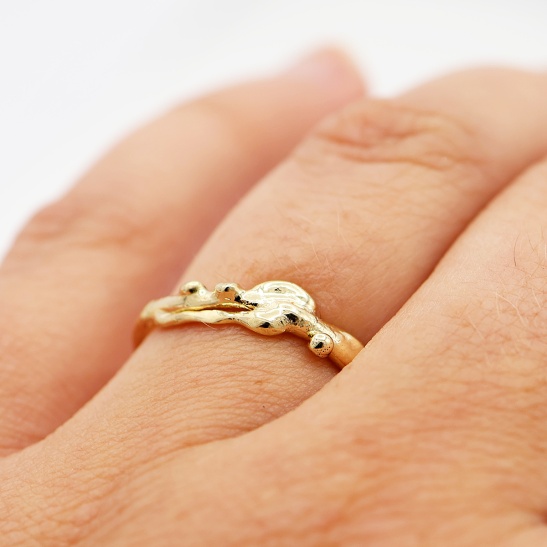 gouden ring cleo-r21 organisch sfeerfoto