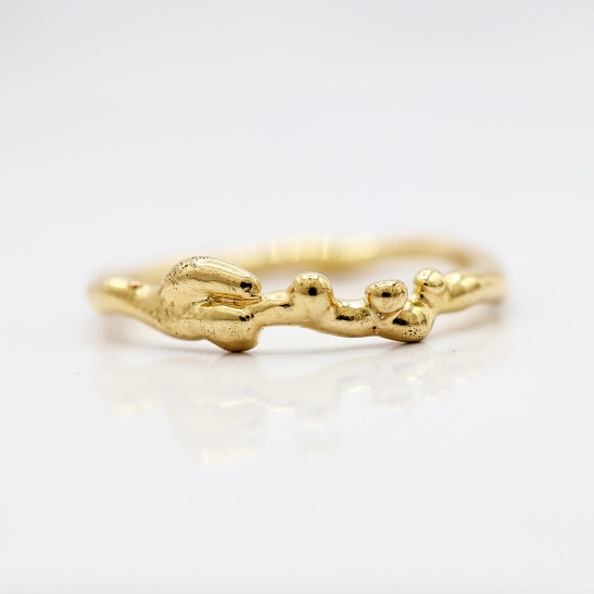 gouden ring cleo-r22 organisch sfeerfoto