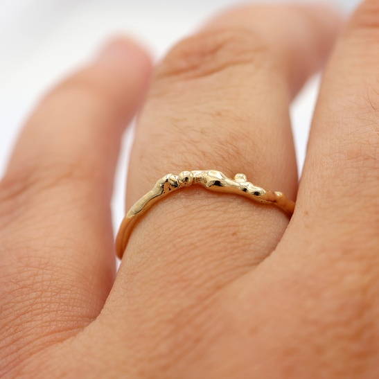 gouden ring cleo-r23 organisch sfeerfoto