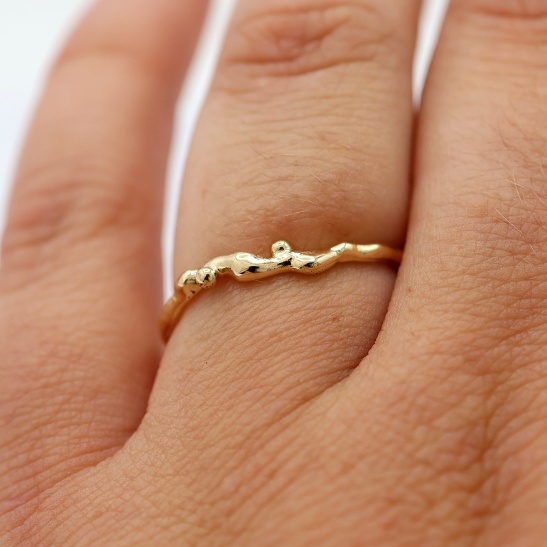 gouden ring cleo-r23 organisch sfeerfoto
