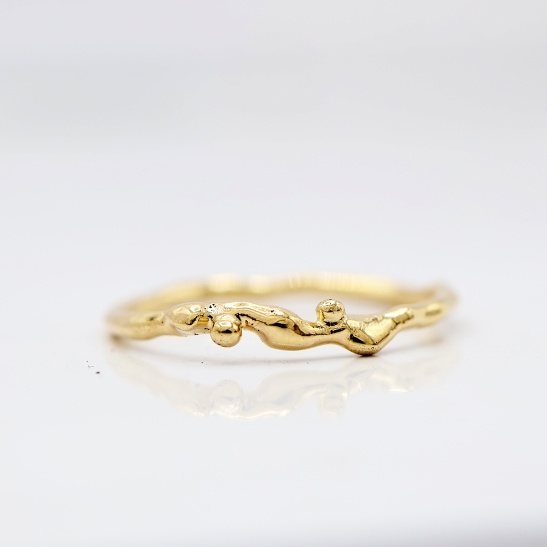 gouden ring cleo-r23 organisch sfeerfoto
