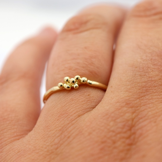 gouden ring cleo-r24 organisch sfeerfoto