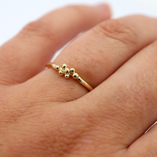 gouden ring cleo-r24 organisch sfeerfoto