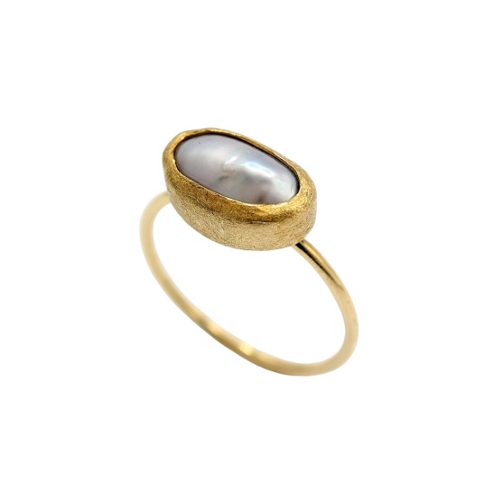 gouden ring coby met Keshi parel sfeerfoto