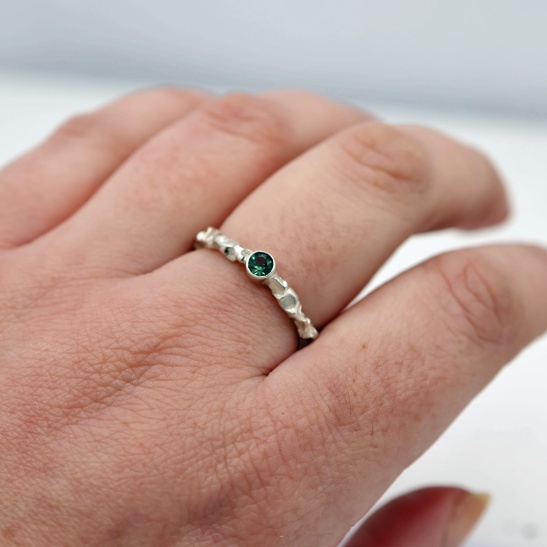 corno_zilveren_grillige_ring_met_groene_steen