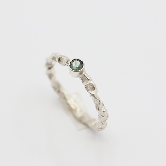 corno_zilveren_organissche_structuur_ring_met_groene_steen