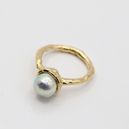 crusta_geelgouden_handgemaakte_grillige_organische_ring_met_akoya_parel_blauw