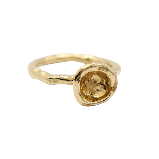 gouden ring crustaly met organisch kuipje sfeerfoto