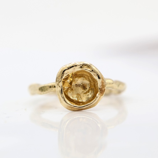 crustaly_geelgouden_gereticuleerde_ring_met_organisch_grillig_kuipje