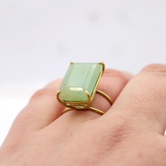 danya_matte_gouden_ring_met_grote_rechthoekige_steen_gouden_ring_met_steen_dames