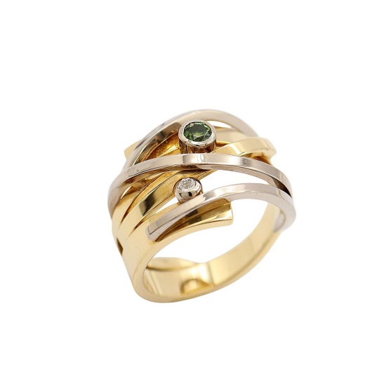 gouden ring dierbaar met chroomtoermalijn sfeerfoto