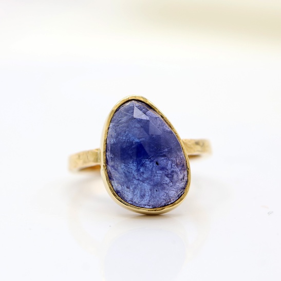 dima_tanzaniet_hamerslag_ring_goud_blauwe_grote_steen