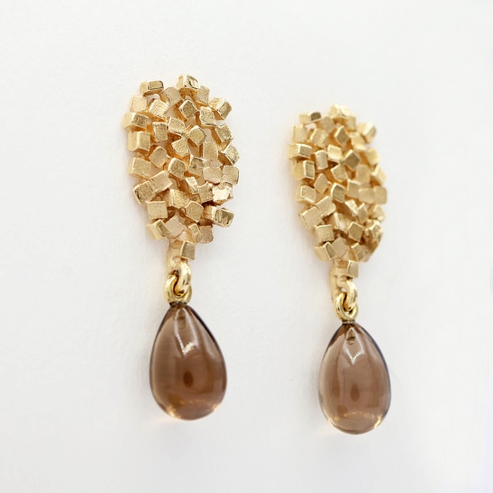 dionte_gouden_oorbellen_blokjes_structuur_met_druppelvormige_rookkwarts_briolettes_van_goudsmid_atelier_tessa_reijmers