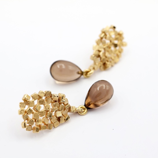 dionte_gouden_oorbellen_van_organische_blokjes_in_druppelvorm_met_rookkwarts_briolette_handgemaakt_en_uniek_juweel_van_goudsmid_atelier_tessa_reijmers