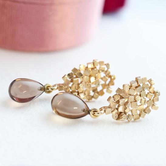 dionte_gouden_oorbellen_van_organische_blokjes_in_druppelvorm_met_rookkwarts_briolette_handgemaakt_en_uniek_van_goudsmid_atelier_tessa_reijmers