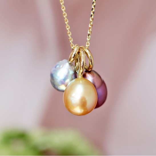 drie_gouden_hangers_met_parel