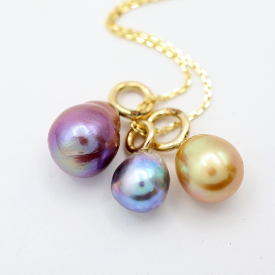 drie_gouden_hangers_natuurlijke_parels_144981948