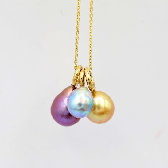 drie_gouden_hangers_parels_edison_akoya_south_sea
