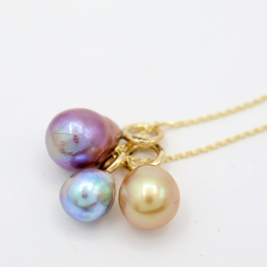 drie_hangers_goud_met_parels_edison_akoya_south_sea