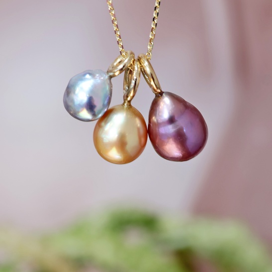 drie_hangers_met_parels_aan_gouden_hangeroog_1070607197