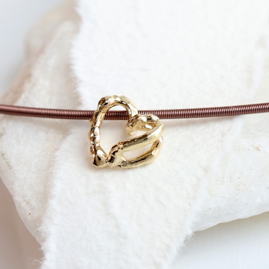 gouden hanger dubai met hartvorm sfeerfoto