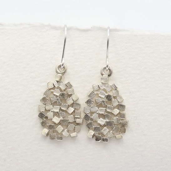 dya_zilveren_blokjes_oorbellen_aan_oorhaak_1052025223