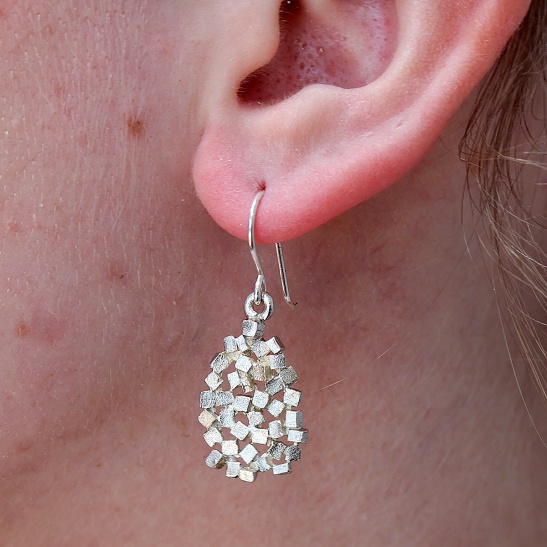 dya_zilveren_oorhangers_met_kleine_blokjes_oorbellen_dames