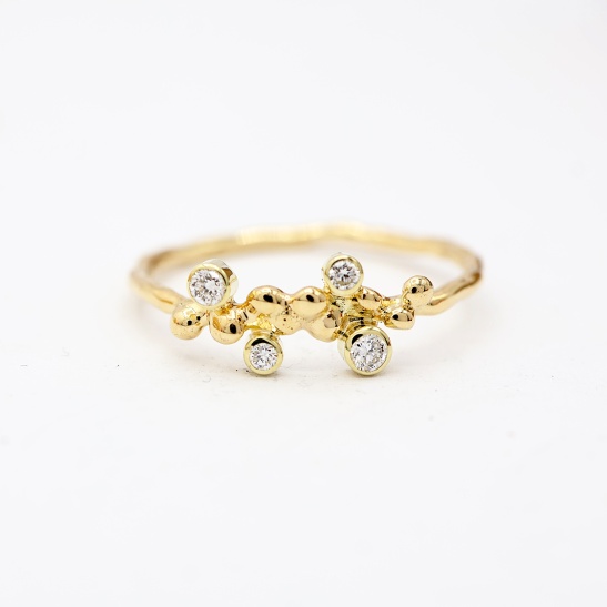 elin_gouden_ring_met_organische_bolletjes_en_vier_lab-grown_diamantjes_uit_collectie_bien_van_goudsmid_tessa_reijmers_arnhem