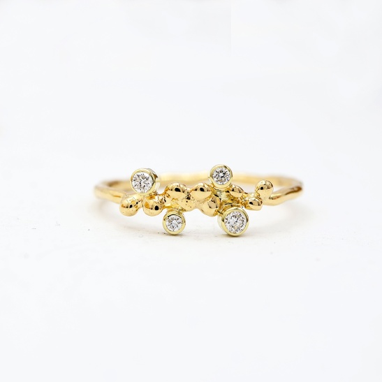 elin_gouden_ring_met_organische_bolletjes_en_vier_lab-grown_diamantjes_uit_collectie_bien_van_goudsmid_tessa_reijmers_in_arnhem