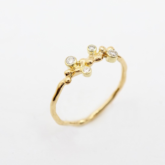 elin_gouden_ring_met_organische_bolletjes_en_vier_lab-grown_diamantjes_van_collectie_bien_van_goudsmid_tessa_reijmers_arnhem