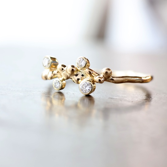 elin_gouden_ring_organische_bolletjes_en_vier_lab-grown_diamantjes_collectie_bien_goudsmid_tessa_reijmers