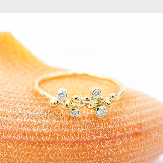 elin_gouden_ring_van_organische_bolletjes_met_lab-grown_diamant_collectie_bien_goudsmid_tessa_reijmers