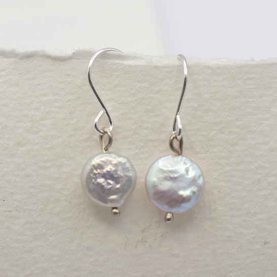 ella_zilveren_oorhaak_met_platte_ronde_parel