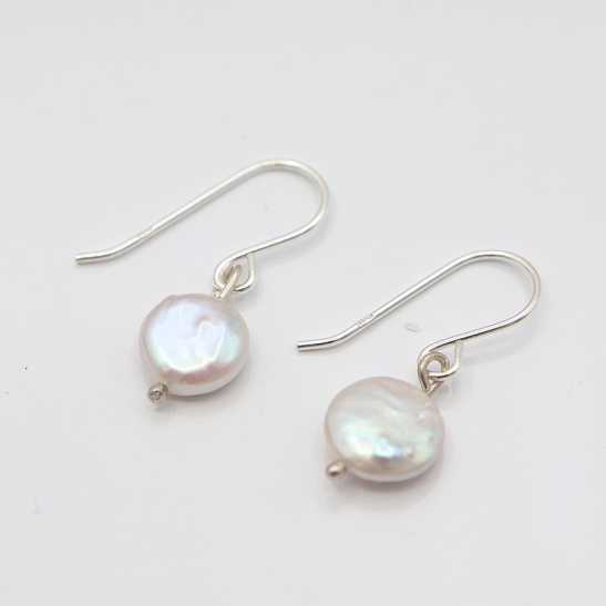 ella_zoetwater_parel_oorbellen_met_zilveren_oorhaak