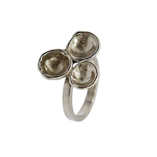 zilveren ring elly-r1 met drie grillige kuipjes sfeerfoto